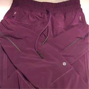RARE LULULEMON TRACK TO REALITY PANTS SZ 4